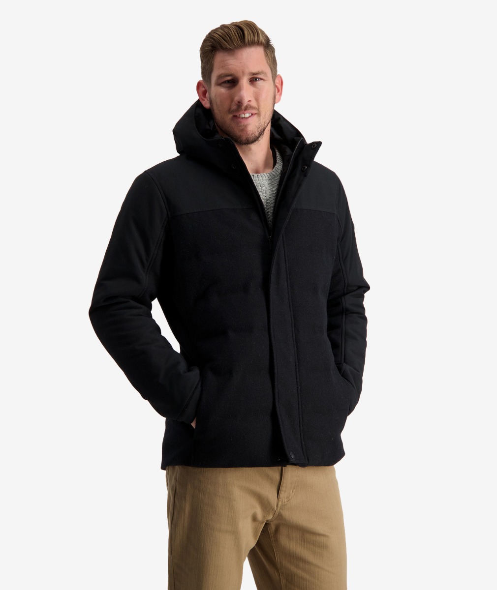 The Swanndri Men's Karamea Insulated Jacket in Black is guaranteed to keep you warm, with Primaloft Thermaplume through the body.